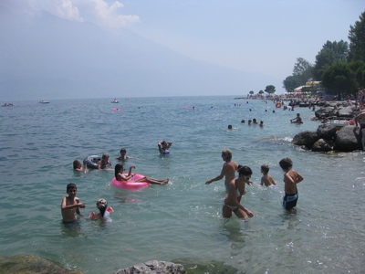 החוף בעיירה Limone sul Garda