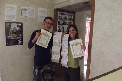 במשרד הצליינים. מחזיקים בגאווה את תעודת המסע. סיימנו בהצלחה יתרה!