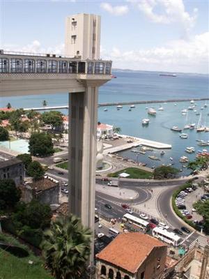 מעלית סארדה המאפשרת מעבר מהעיר התחתונה לעליונה