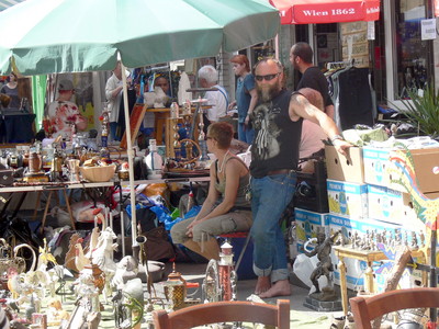 Wien_-_Neubau-Gasse_-_Flohmarkt_2.jpg