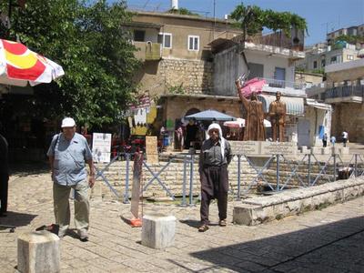 אותו הדור לבוש שונה