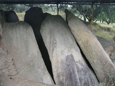 קירות הדולמן ההרוס