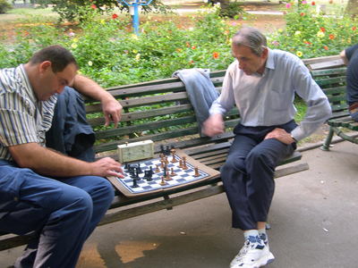 שחקני שחמט בגן ציבורי בסופיה