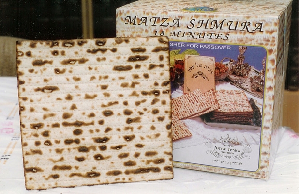 800px-Machine-made_Shmura_Matzo.jpg