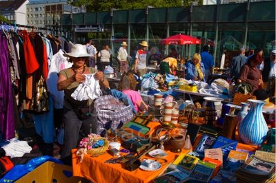 Alt-Wiener-flohmarkt-market-Kettenbruckengasse.jpg