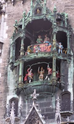 Marienplatz_glockenspiel.jpg