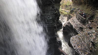 IMG_2005: Watkins Glen - תקריב אל מפל וברקע הערוץ העמוק