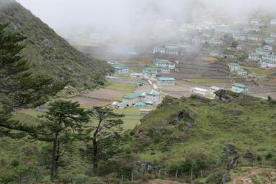 ענן עוטף את הכפר Khumjung.