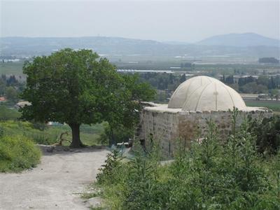 קבר שיח אברק על רקע עמק יזרעאל
