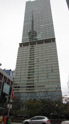 IMG_2083: השתקפות ה-CN Tower בבנין שממול