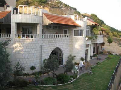 חדר האוכל ובית המשפחה