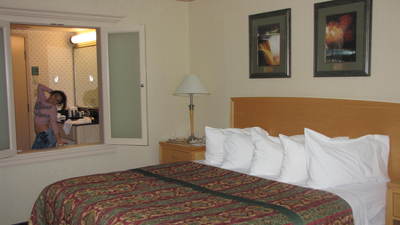 IMG_2011: Embassy Suites, Niagara Falls -; מבט מחדר שינה הורים אל חדר הגקוזי