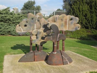 פסל בכניסה לפארק התעשיה בתפן