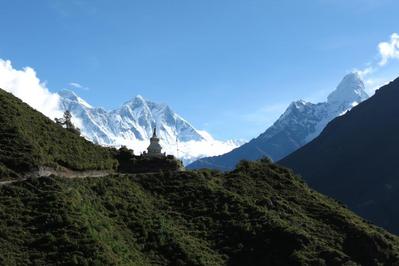 השביל ביציאה מ- Namche עם Ama Dablam מימין.