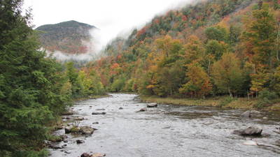 IMG_1347: שלכת וענן מעל נהר Ausable בדרך ל-High Falls Gorge
