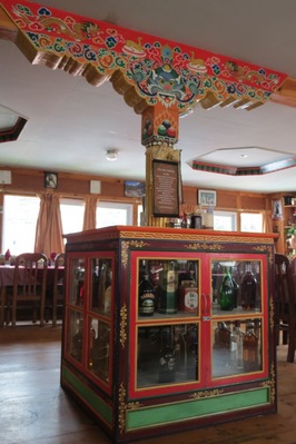 בתוך חדר המסעדה המקסים של ה- Khumbu Lodge.