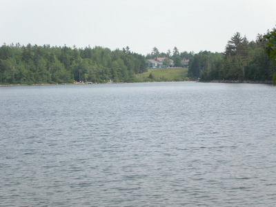 המסעדה מהצד השני של Jordan Pond