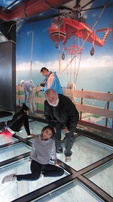 IMG_2092: על רצפת הזכוכית ב-CN Tower