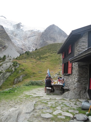 Refuge Les Grands and Glacier des Grands.