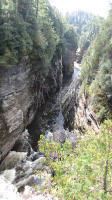 IMG_1447: הקירות התלולים של הערוץ Ausable Chasm