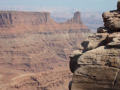 הנוף הנשקף בשביל התצפית במרכז המבקרים Dead Horse Point.