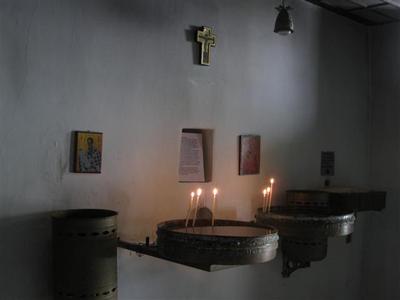 נרות במנזר על מצוק הויקס