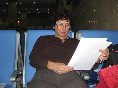 גם בשדות התעופה קוראים ומכינים ליום הבא