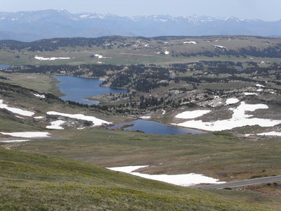 האגמים בדרך לילוסטון מ- Bearooth Pass