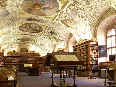 הספריה במנזר סטראחוב. צילום: Roman Cestr / Czech Tourism