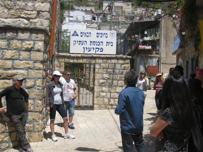 ממתינים ליד בית הכנסת