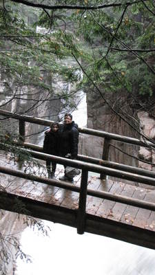IMG_1632: על גשרון במסלול ב-Sabbaday Falls