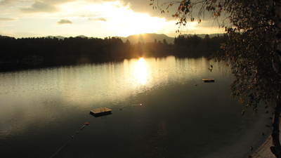 IMG_1394: זריחה ב-Mirror Lake כפי שצולמה ממרפסת החדר ב-Golden Arrow