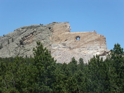 פסל Crazy Horse מצולם מהכניסה לאתר
