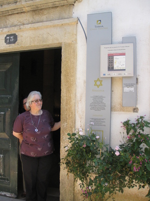בת הקהילה בפתח בית הכנסת