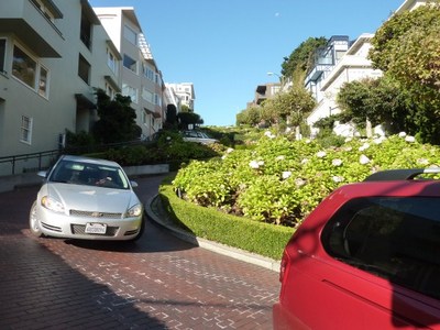 מכוניות יורדות בקטע המפורסם של רחוב לומברד, סן פרנסיסקו.