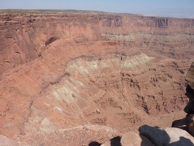 הנוף הנשקף בשביל התצפית במרכז המבקרים Dead Horse Point.