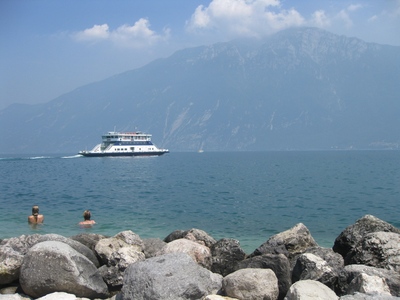 החוף בעיירה Limone sul Garda