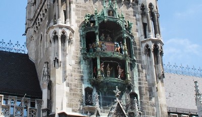 Munich-Marienplatz-Glockenspiel.jpg