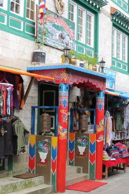 הכניסה המעוטרת של Yak Hotel.