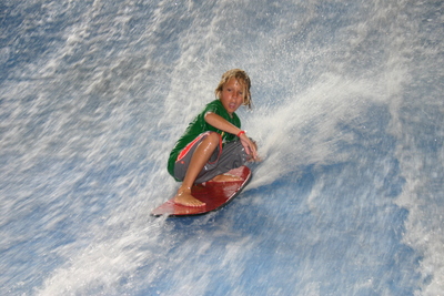 גולשים על הגלים. צילום: Kalahari Resort