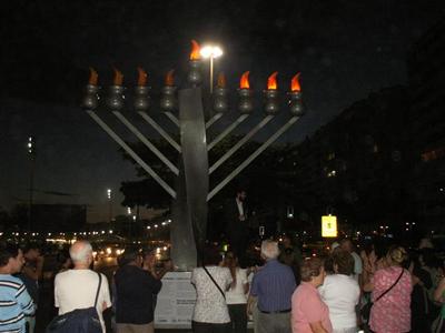 הדלקת חנוכיה בלב השדרה של חוף קופאקבנה