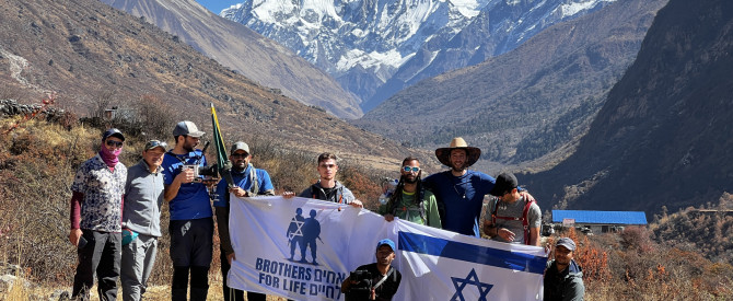 אחים לחיים: מסע מופלא מהמקום הנמוך ביותר לפסגה הכי גבוהה