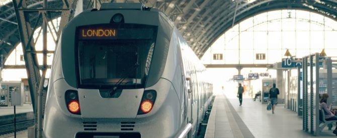 הרכבת ירדה מהפסים: שיבושים בתחבורה אל שלושה שדות תעופה בלונדון