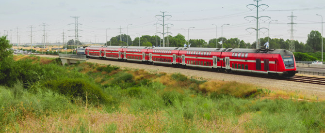 תמונה ראשית עבור: בעקבות נפילת רסיסים: רכבת ישראל הושבתה זמנית באזור גוש דן