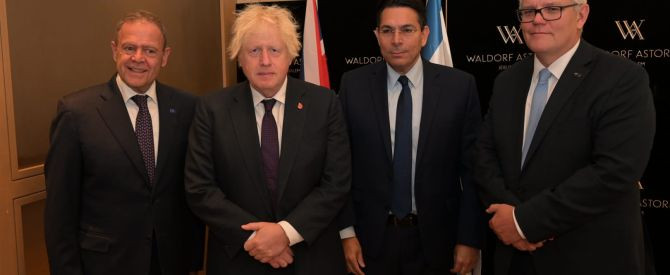 מחבקים את ישראל: ראש ממשלת בריטניה לשעבר בוריס ג'ונסון הגיע לביקור בישראל ביחד עם ראש ממשלת אוסטרליה לשעבר