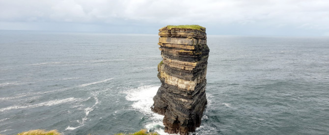 הצוק Downpatrick Head המתנשא לגובה 50 מ' מהים