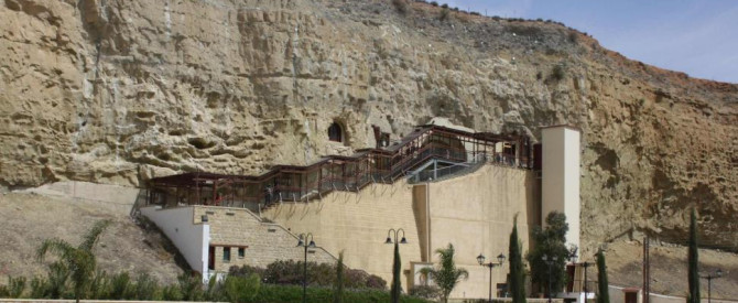 תמונה מייצגת עבור הפוסט: קפריסין, טיולים  למקומות קדושים לנצרות, כנסיית גבירתנו כריסוספילוטיסה בכפר קאטו דפטרה The historic cave of Panagia Chry