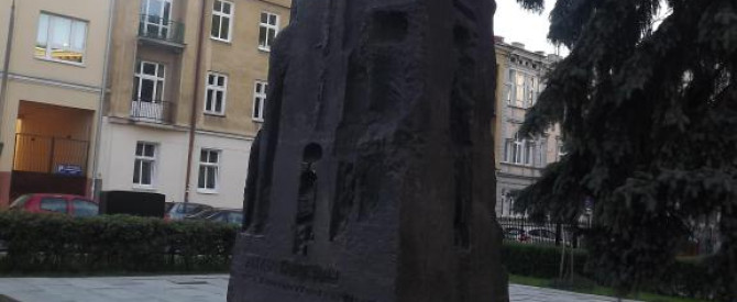 אנדרטה לזכר יהודי לובלין מתוך הטיפ של vaba - למטייל