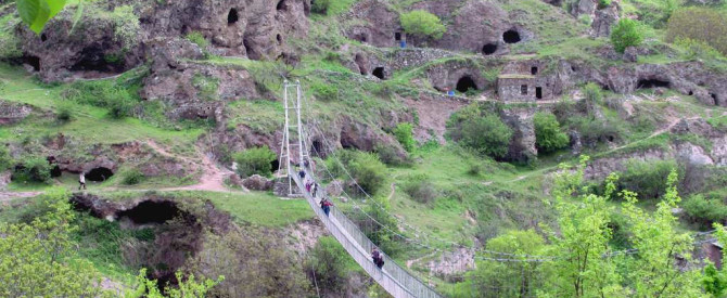 תמונה מייצגת עבור הפוסט: כפר חנדזורסק העתיקה או עיר המערות