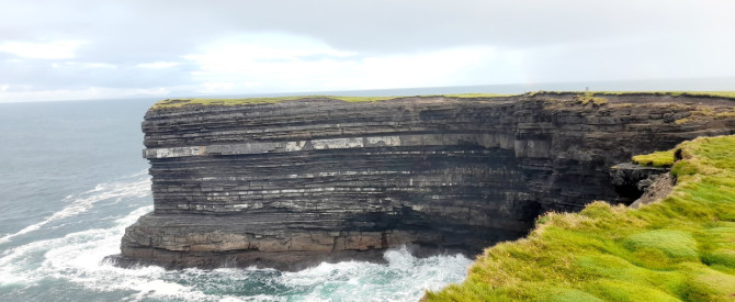 הצוק Downpatrick Head המתנשא לגובה 50 מ' מהים מתוך הטיפ של אמיר83 - למטייל